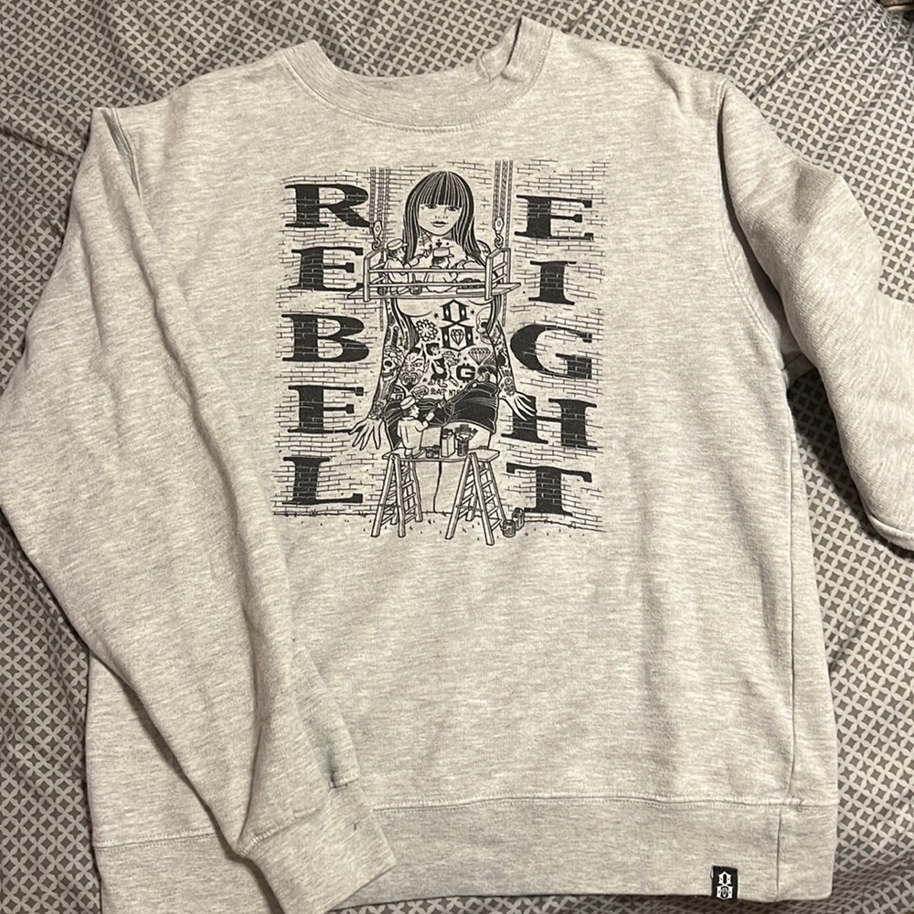 REBEL 8 crew neck size Small